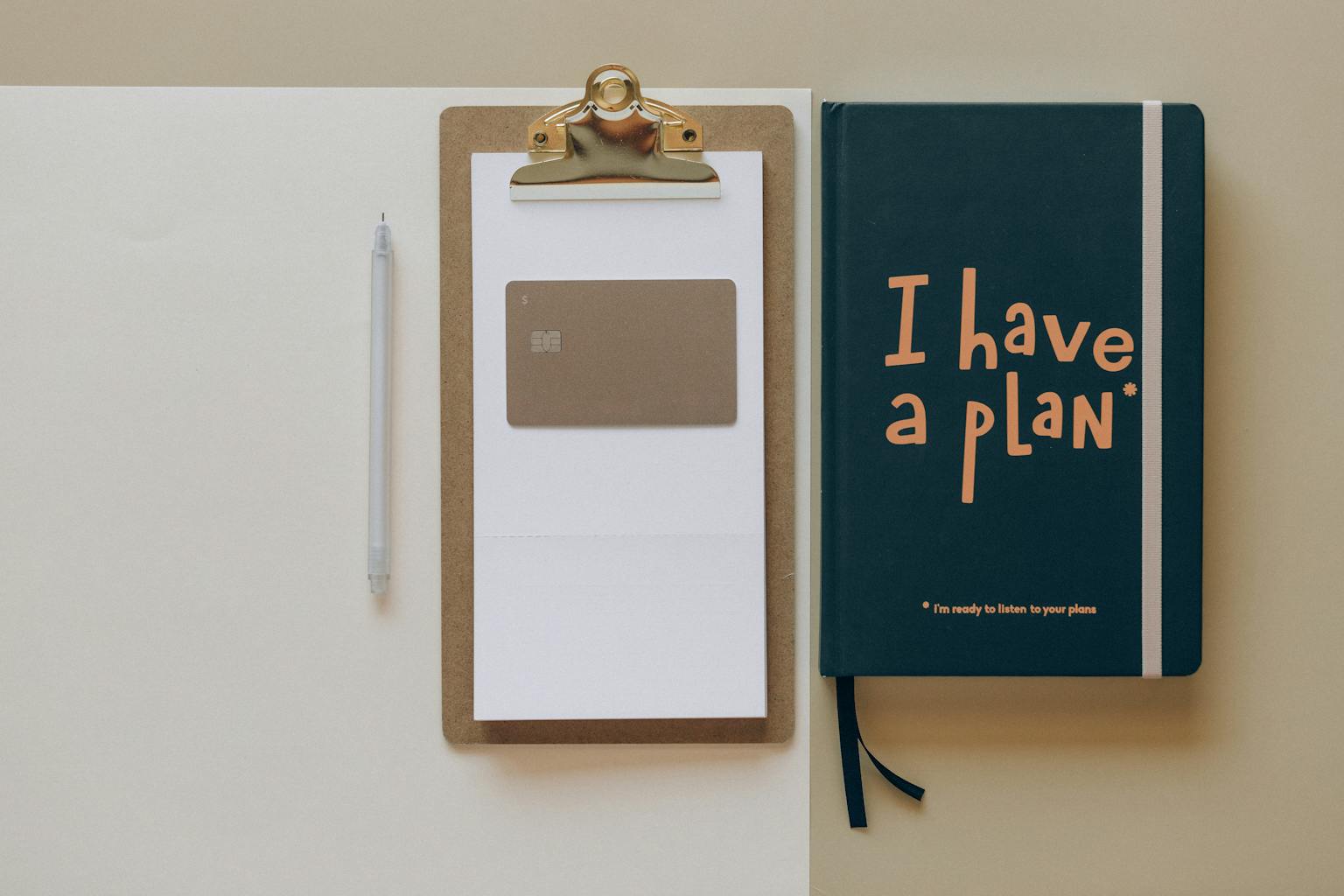Bureau minimaliste avec carnet et stylo, symbole d’une gestion financière réfléchie et organisée
